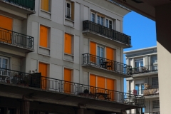 les volets jaunes orangés